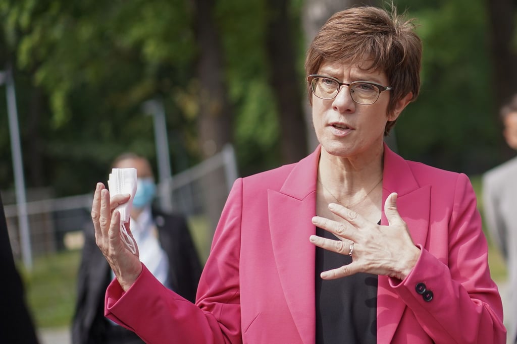 Annegret Kramp-Karrenbauer (CDU) spricht.