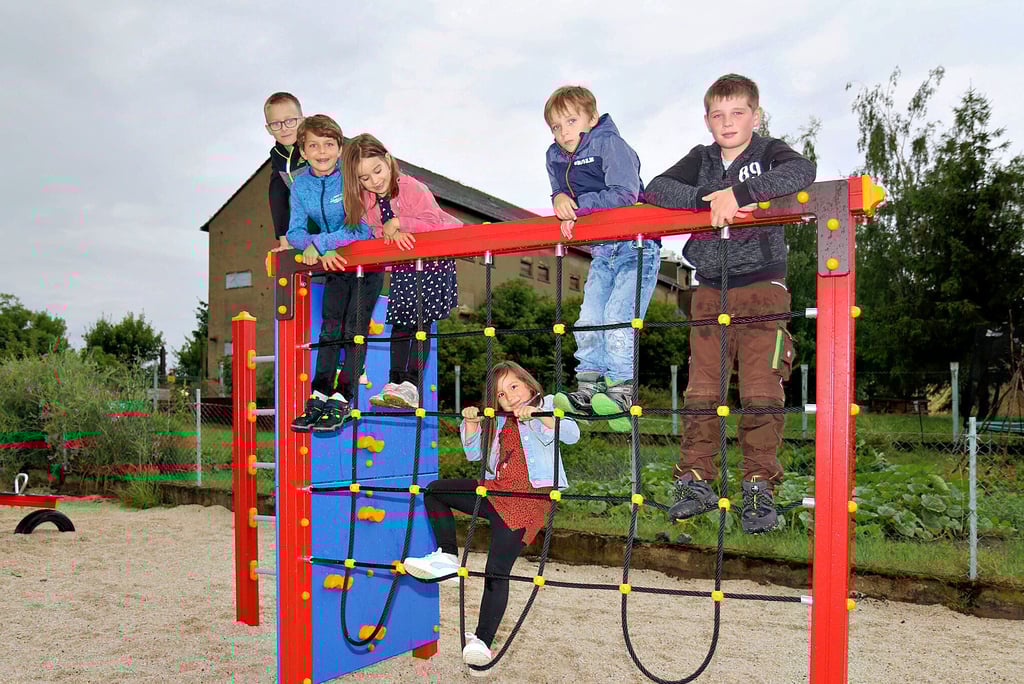 Freude über den neuen Spielplatz in Pomnitz: Die Kinder Luna, Mona, Arthur, Ben, Arien und Benno testen bereits kurz nach der Eröffnung ausgiebig die neue Kletterwand.