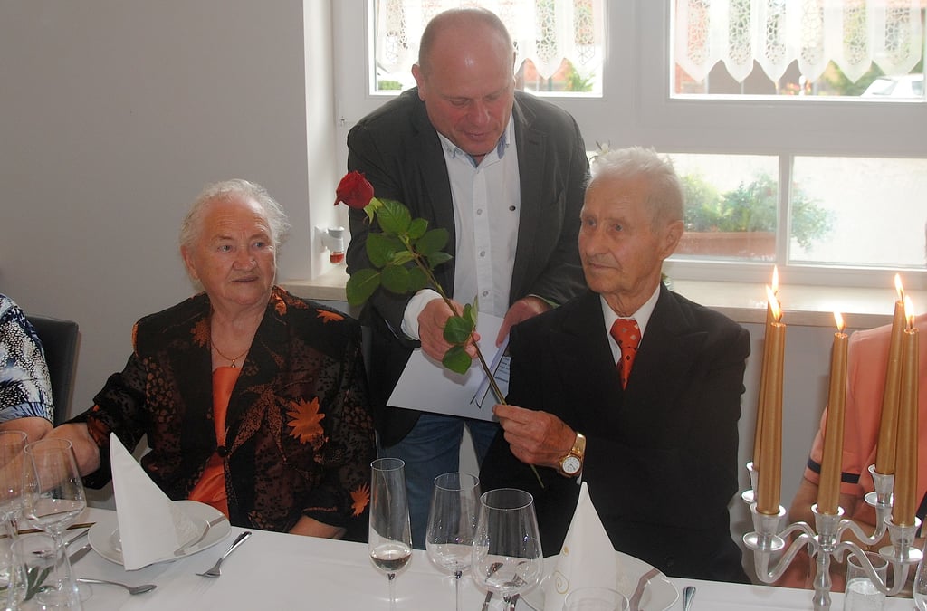 Bürgermeister Carsten Borchert gratulierte Gerda und Willy Reich zur Eisernen Hochzeit. Der Jubilar trug zur Feier des Tages sogar seinen Originalanzug von damals.