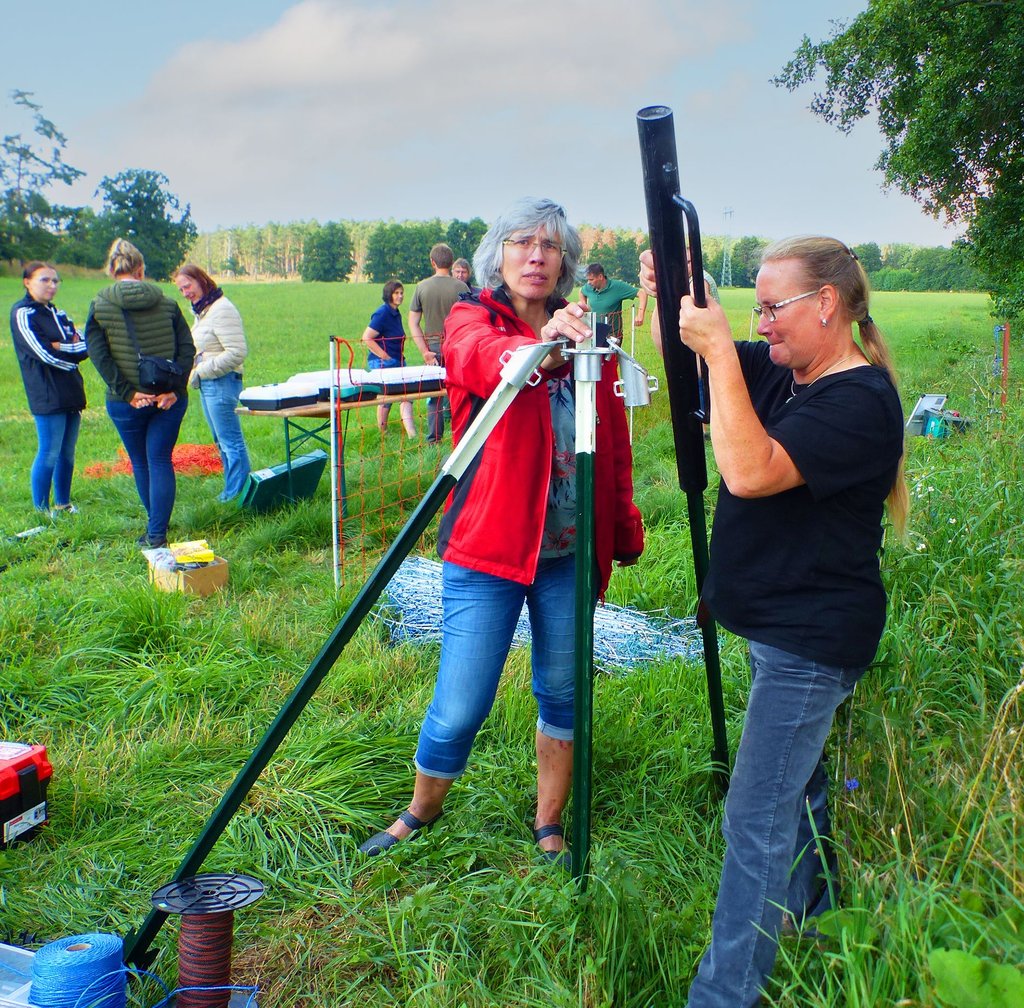 Petra Henkelmann (r.) und Annett Lindau von der Melktechnik Zahna, die sich mit den Zaunsystemen beschäftigen und sie verkaufen, haben den Teilnehmern alles erklärt.