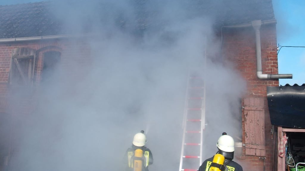 Völlig verraucht: Die Feuerwehr löschte den Brand einer Waschküche in Bittkau.