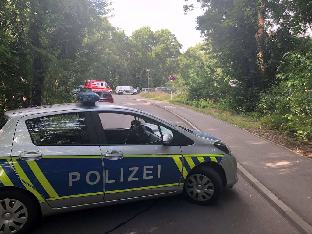 Die Brücke an der wilden Saale zwischen Peißnitz und Gimritzer Damm ist deshalb gesperrt, zusätzlich ein Umkreis von 50 Metern.