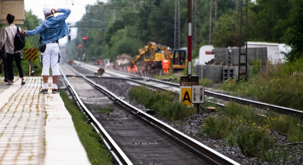 Fahrgäste warten auf einen Zug.