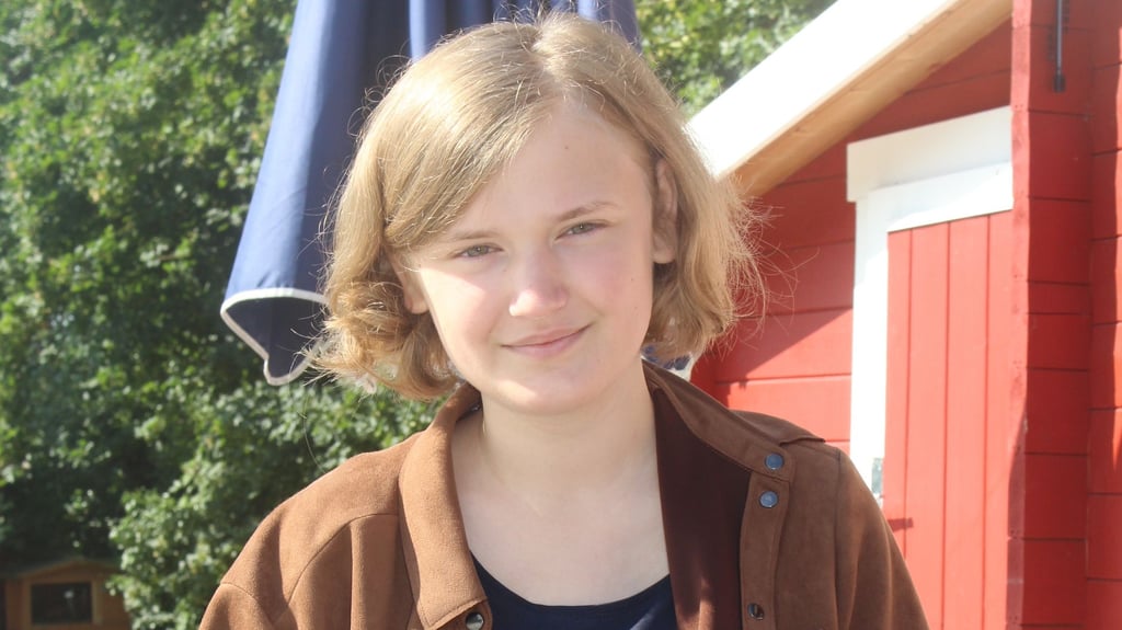 Stolz zeigt Anne Pötzsch ihr druckfrisches Erstlingswerk, das am 1. September in den Handel kommt. Foto: Constanze Arendt-Nowak
