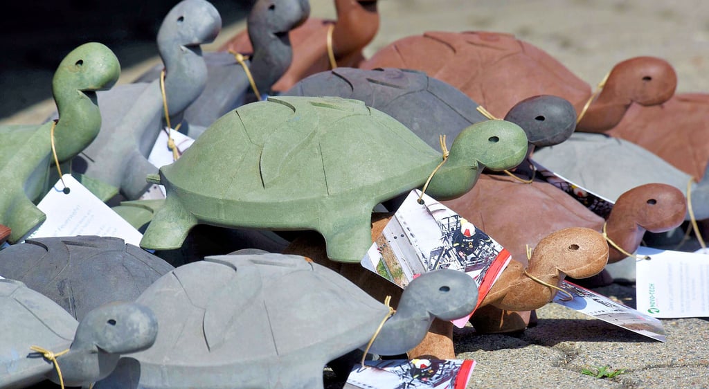 Die Schildkrötenarmada aus Megawood freut sich als Dankeschön nach dem Feuerwehreinsatz bei Novo-Tech auf neue Besitzer.