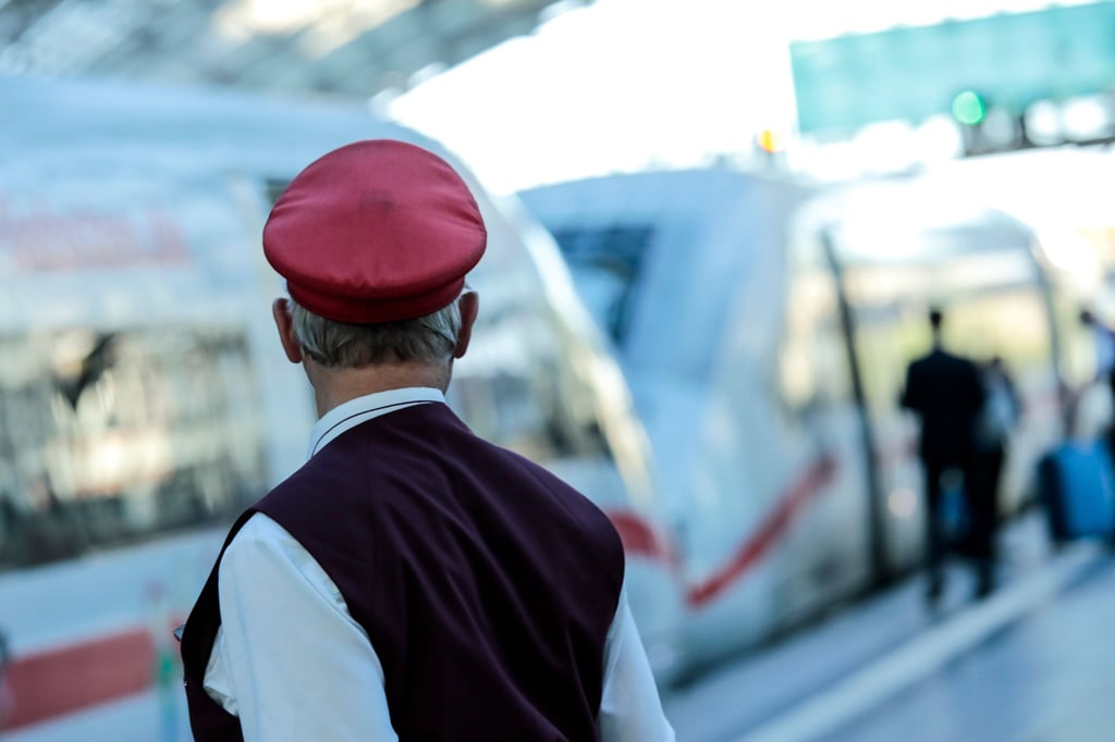 Ein Mitarbeiter der Deutschen Bahn