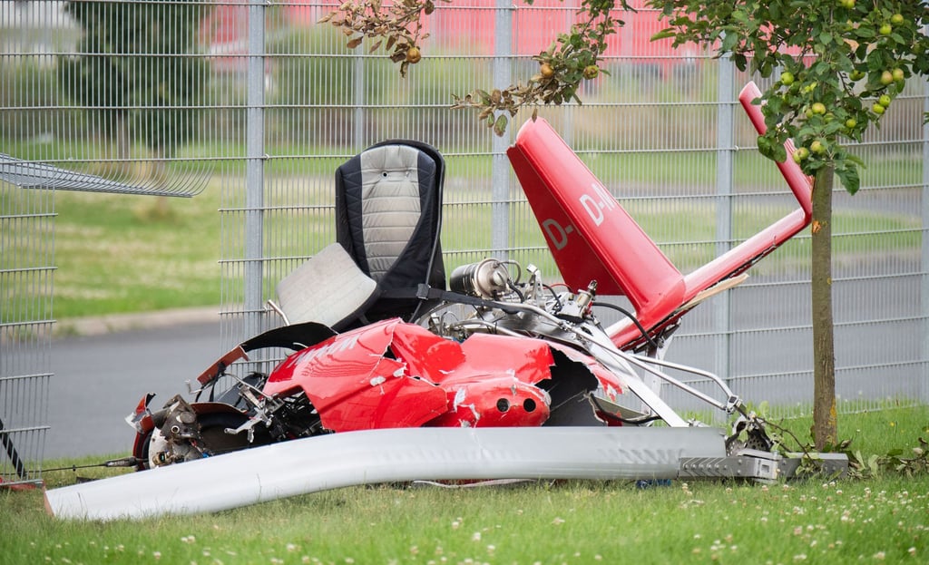 Ein zerstörter Tragschrauber liegt nach einem Absturz am Zaun eines Logistikzentrums in der Nähe des Hildesheimer Flugplatzes.