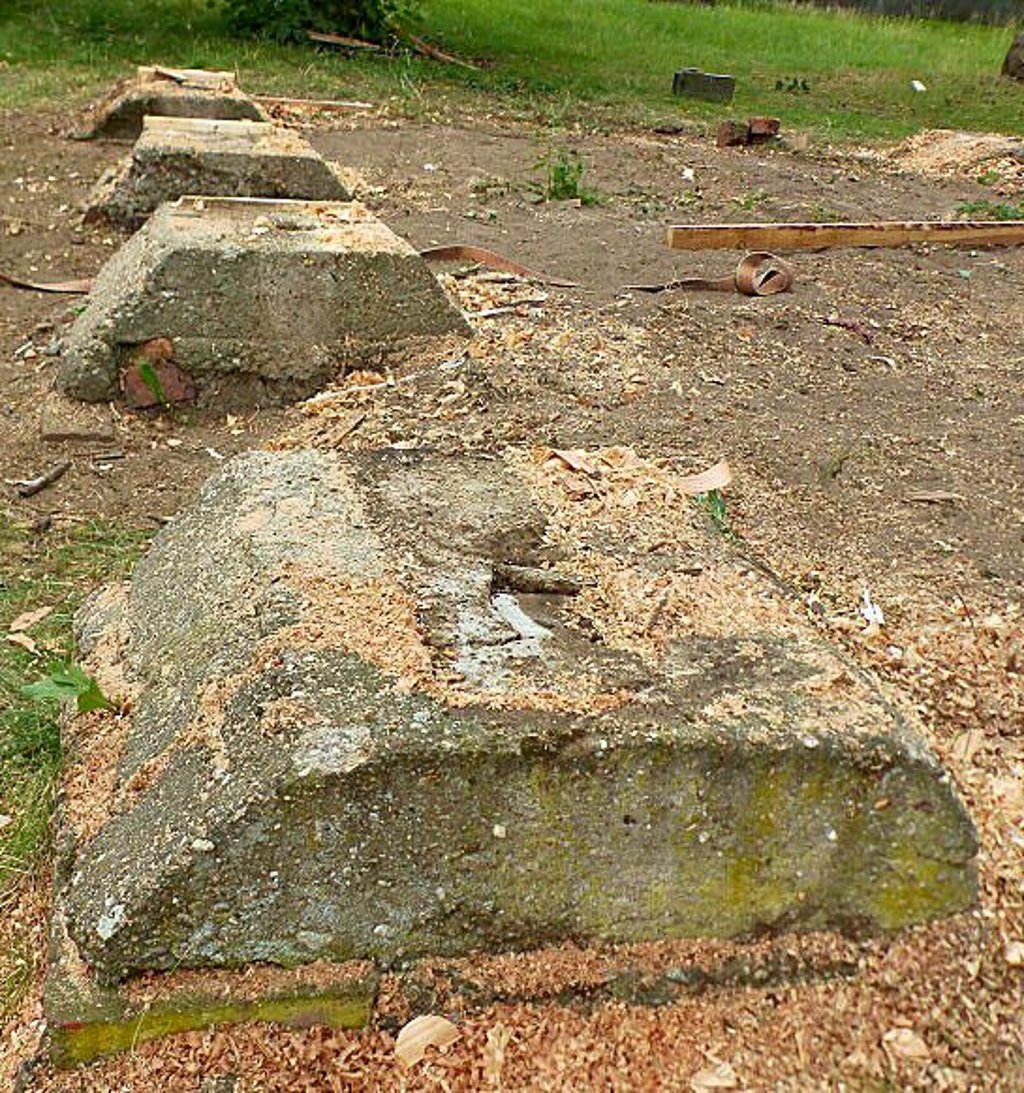 Das Fundament  wird jetzt saniert.