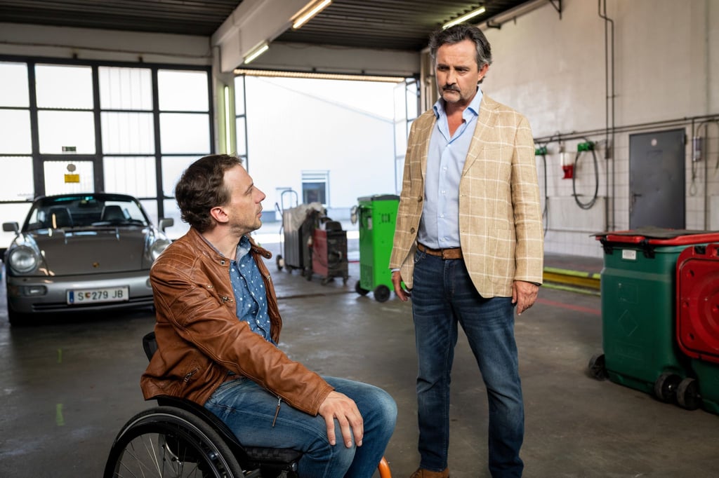 Rudi Mandl (Harald Schrott, r) mit Peter Palfinger (Florian Teichtmeister) in der Firmenwerkstatt.