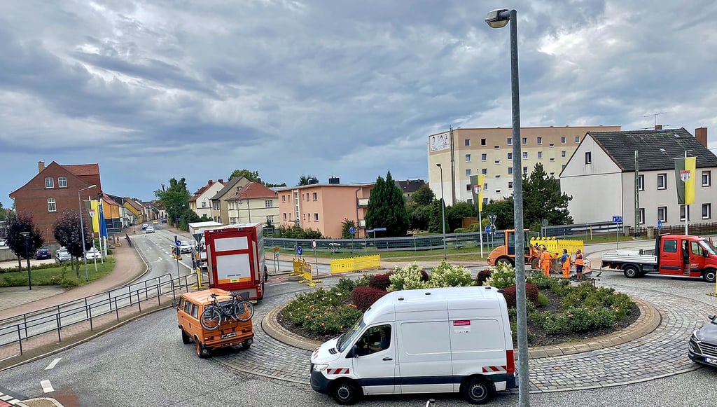 Für einige Tage geht es aus zwei Richtungen links herum im Kreisverkehr der B 187 in Jessen. Der Verkehrsknotenpunkt wird umfassend saniert.