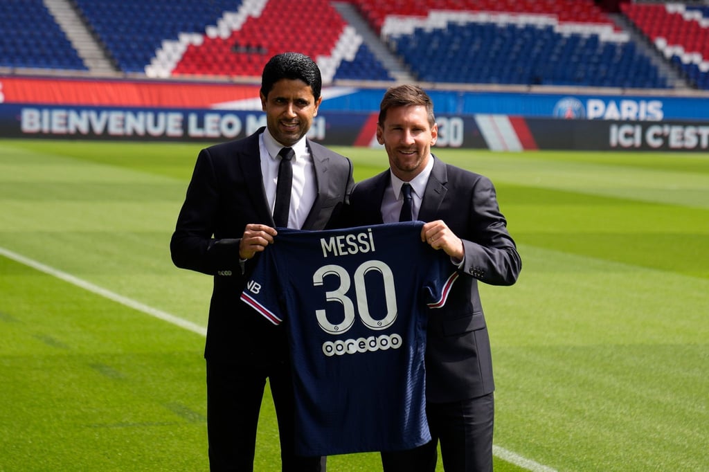 PSG-Präsident Nasser Al-Khelaifi (l) posiert mit Lionel Messi im Stadion Parc des Princes.