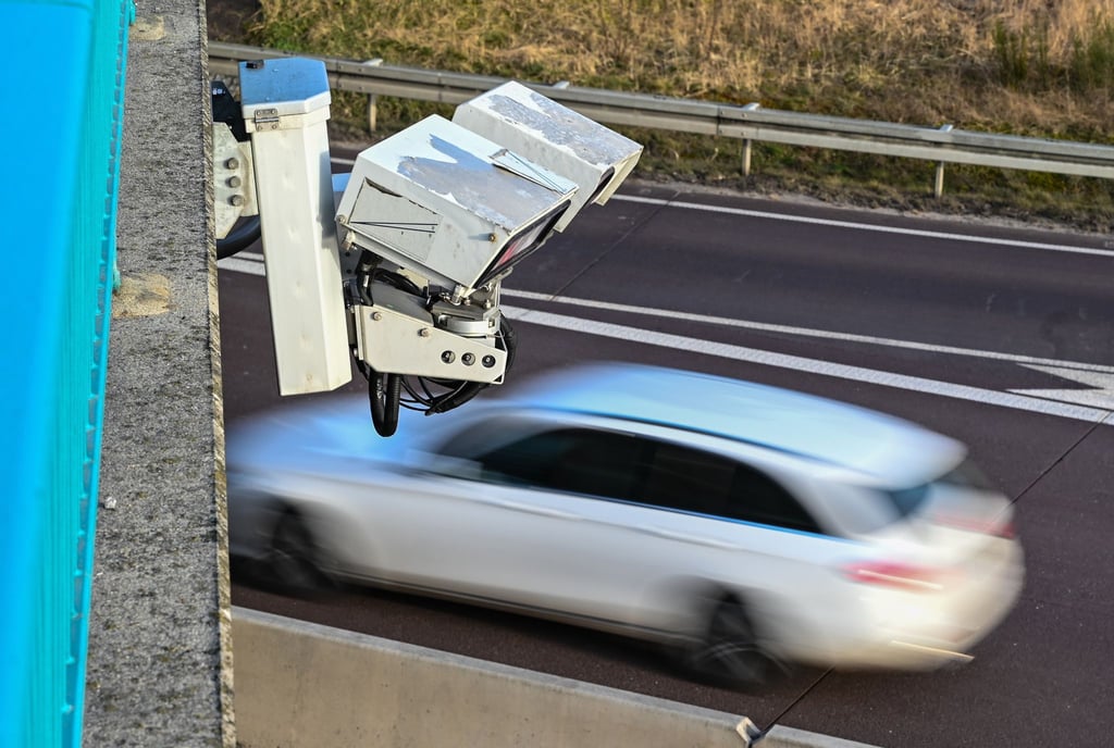 An einer Brücke über der Autobahn 12 zwischen Berlin und Frankfurt (Oder) ist das System der automatischen Kennzeichenfahndung KESY angebracht.
