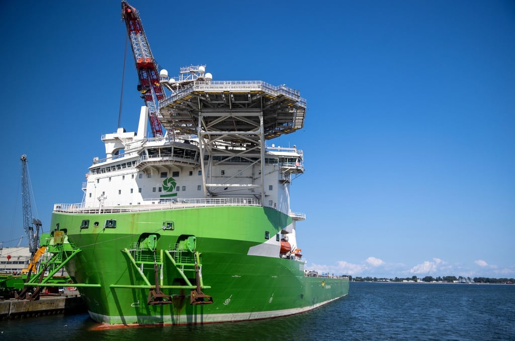 Das Spezialschiff „Orion 1“ liegt wieder am Ausrüstungskai des Kranherstellers Liebherr im Rostocker Hafen.