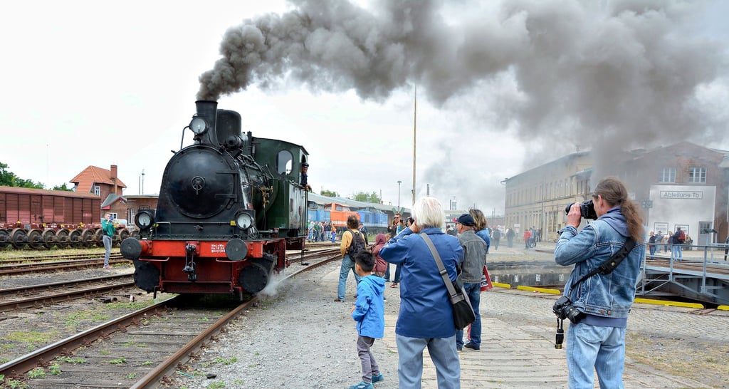 Der traditionelle "Sommerdampf" in Wittenberge wird am Wochenende sicher wieder viele Schaulustige in und an den alten Lokschuppen locken.