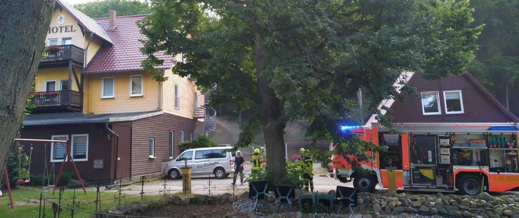 Aus bislang noch unbekannter Ursache kam es am Mittwochabend zu einem Brand in einem Hotel im Wernigeröder Mühlental.