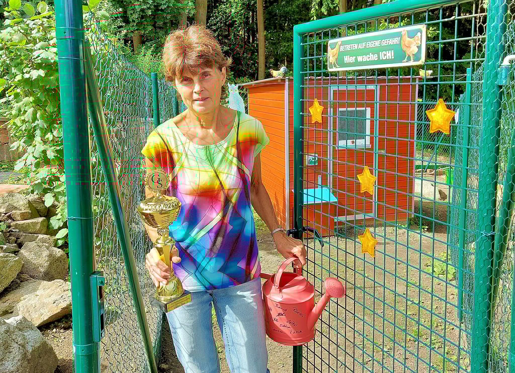 Zum Abschied hat Gisela Seifert von ihren Kollegen einen Pokal und eine Gießkanne bekommen. Nun möchte sie sich Hühner anschaffen, der Stall im Garten ist schon fertig.