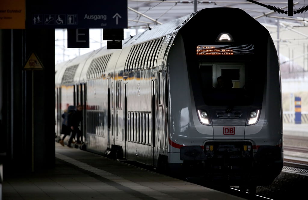 Ein Doppelstock-IC hält in der Station "Flughafen Leipzig/Halle" in Schkeuditz (Sachsen).