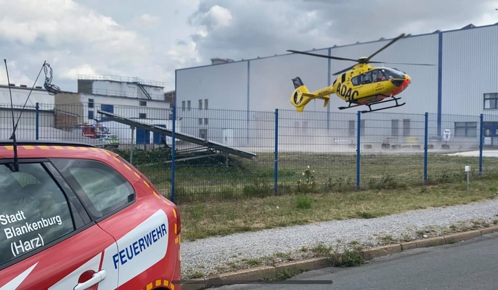 Der 60-jährige abgestürzte Mitarbeiter einer Wartungsfirma musste mit dem Rettungshubschrauber von der Unglücksstelle an der Michaelsteiner Straße in Blankenburg abtransportiert werden.