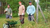 Niklas Enrico Siedentopf, Kai Hermann und Philipp Ihring (von links) haben im August eine Ausbildung zum Forstwirt im Betreuungsforstamt Elend begonnen. 