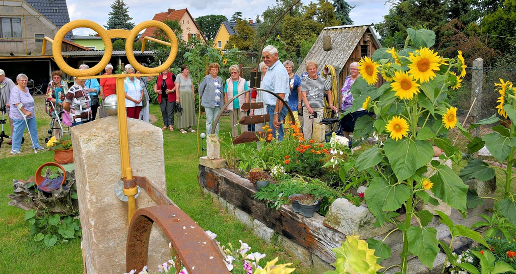 Aus alten Bahnschwellen hat Gottfried Bauch ein Hochbeet gebaut. Mit viel Liebe zum Detail angelegt, gibt es im Garten (durch die große Brille) viel zu entdecken – die Senioren waren angetan vom Ideenreichtum.
