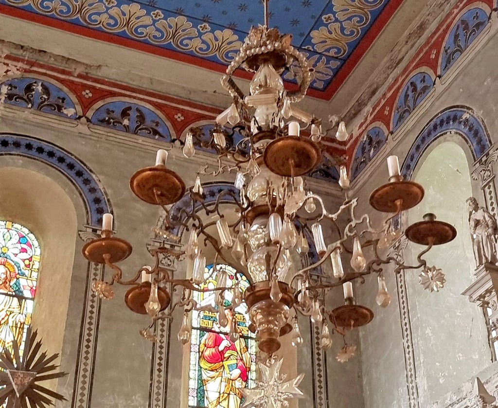 Das Innere der Kirche wird durch den barocken Kronleuchter erhellt.
