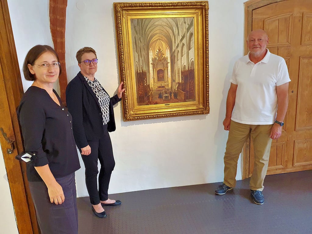 Antje Reichel, Monika Stengel und Harald Wildhagen (von links) freuen sich über den neuen Hingucker im Museum.