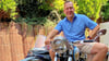 Jürgen Röhrich  nimmt als  Organisator der Spendenaktion auch an der Ausfahrt teil. Im Beiwagen seines Motorrads wird sein kleiner Sohn Platz nehmen. 