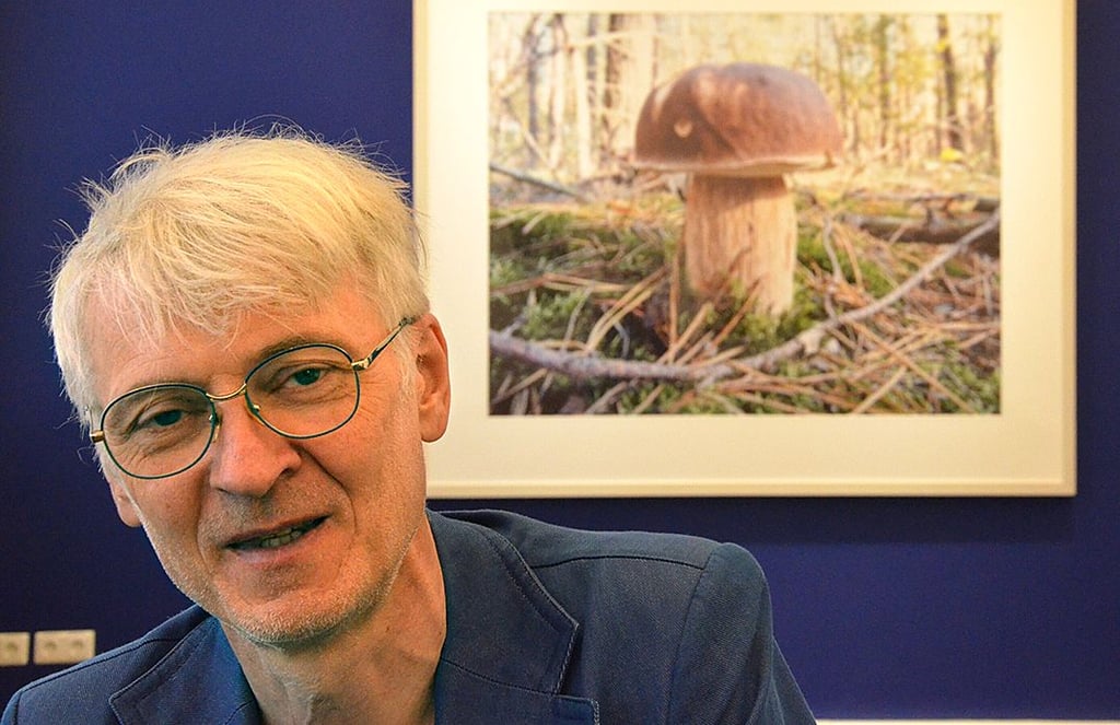 Jan Vogtschmidt vor seinem großformatigen Werk „Steinpilz“ im Kunsthaus Salzwedel.