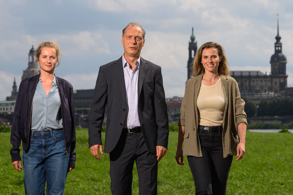 Cornelia Gröschel (l), Karin Hanczewski (r) und Martin Brambach bei einer Drehpause in Dresden.