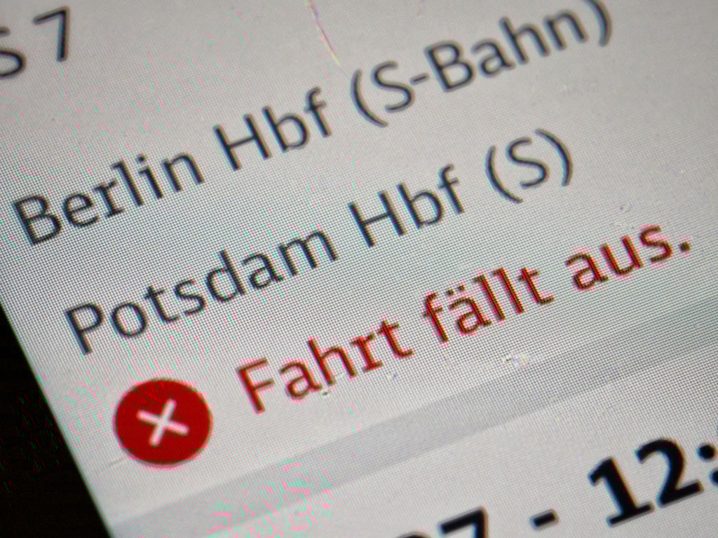 Auf dem Display eines Smartphones ist in der App der Deutschen Bahn der Hinweis „Fahrt fällt aus“ für die S-Bahn der Linie S7 von Berlin Hauptbahnhof nach Potsdam Hauptbahnhof angezeigt.