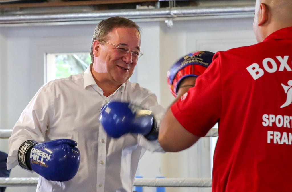 Unions-Kanzlerkandidat Armin Laschet ist bei seinem Wahlkampfauftakt mit einem Trainer des Boxcamps Gallus, in dem Kinder und Jugendliche trainieren, in den Ring gestiegen.