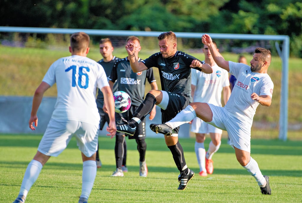 Tom Schönemann (am Ball) hat sich nach Aussage seines Trainers Matthias Krause in der Saisonvorbereitung auf der Zehnerposition sehr gut entwickelt.