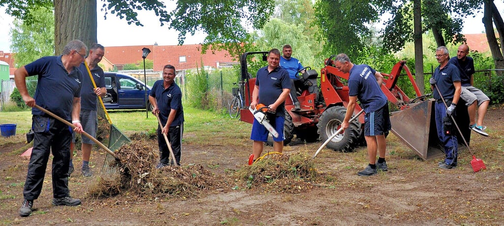 Freie Bahn für das Wohlenberger ?Buschfest?: Am Montag räumten die Gastgeber das am Dorfrand gelegene Veranstaltungsgelände auf.