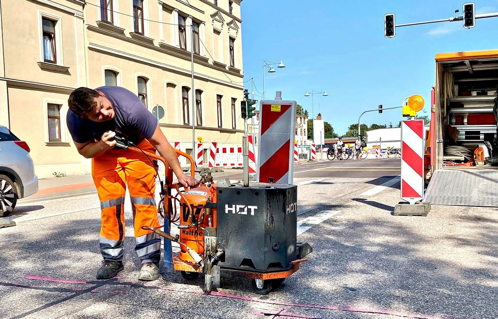 Enrique Strobel, Monteur für verkehrstechnische Anlagen, verfugt auf der Bahnhofstraße in Bernburg die Induktionsschleife für die neue Ampel.