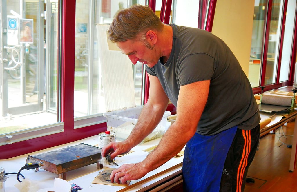 Sven Großkreutz bereitet während der Finissage zur Buchhorn-Ausstellung im Gleimhaus Halberstadt eine Druckplatte vor.