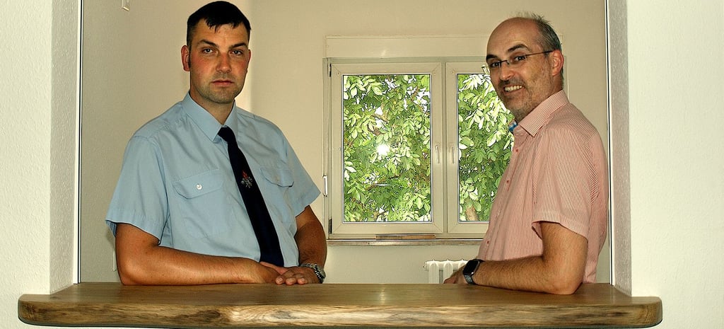Ortswehrleiter Robert Katke (links) begutachtete mit Bürgermeister Norman Klebe die neu ausgebauten Stabsräume im Obergeschoss des Geräthaus-Altbaus. Der Wehrchef wohnte dort einst. Beide nahmen unter anderem die neue Durchreiche zur künftigen Küche in Augenschein.