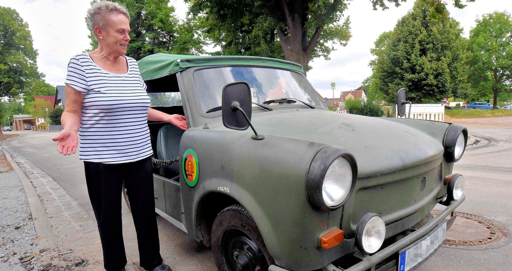 Helga Jeschke zeigt den NVA-Trabant-Kübel, mit dem sie und ihr in Bayern lebender Sohn am Sonnabend zum Treffen der Zweitaktfreunde kommen.