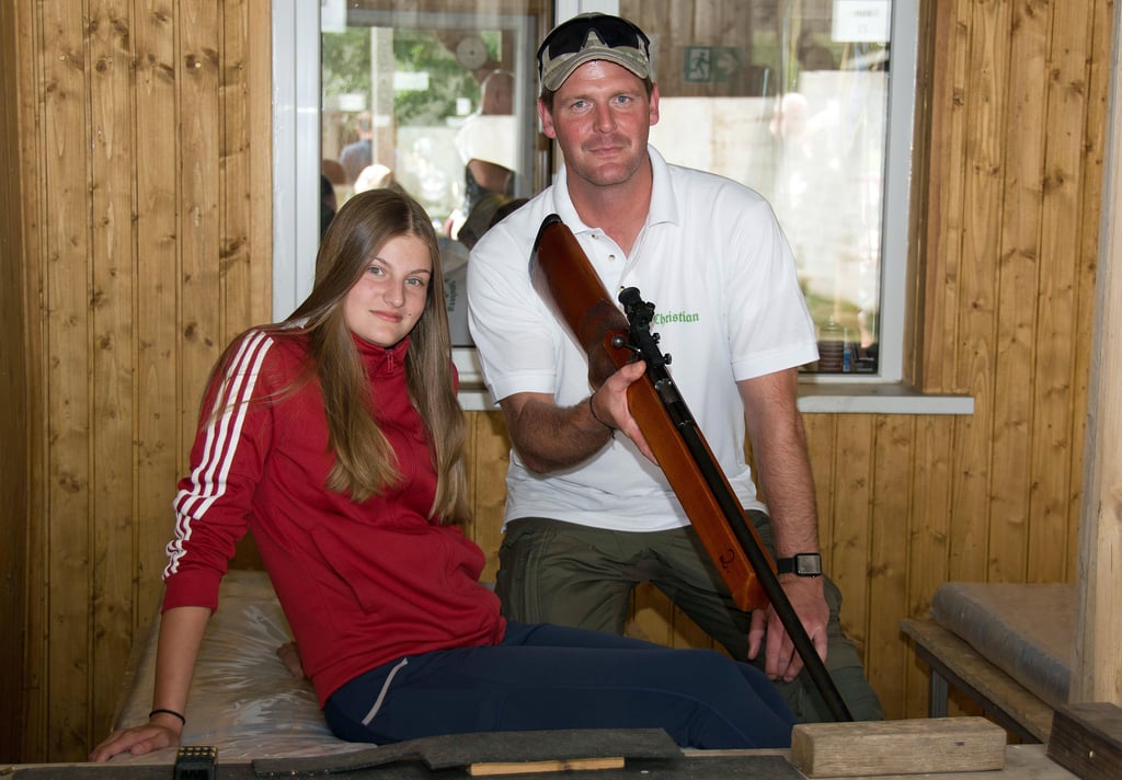 Die spätere Jugendkönigin Nina Bormann auf dem Schießstand mit Schießsportleiter Christian Weiß.