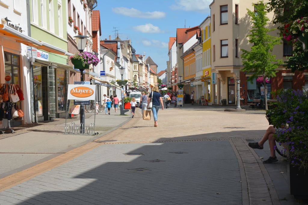 Die Schartauer Straße in Burg soll in den kommenden Jahren eine Flaniermeile werden.
