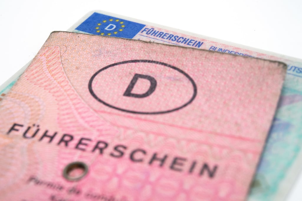 Nur der «Lappen» muss gehen: Die Fahrerlaubnis bleibt erhalten - aber alle vor dem 19.01.2013 ausgestellten Führerscheindokumente müssen jeweils nach Alter des Inhabers oder nach Ausstellungsjahr staffelweise in den nächsten Jahren in ein EU-Dokument umgetauscht werden.