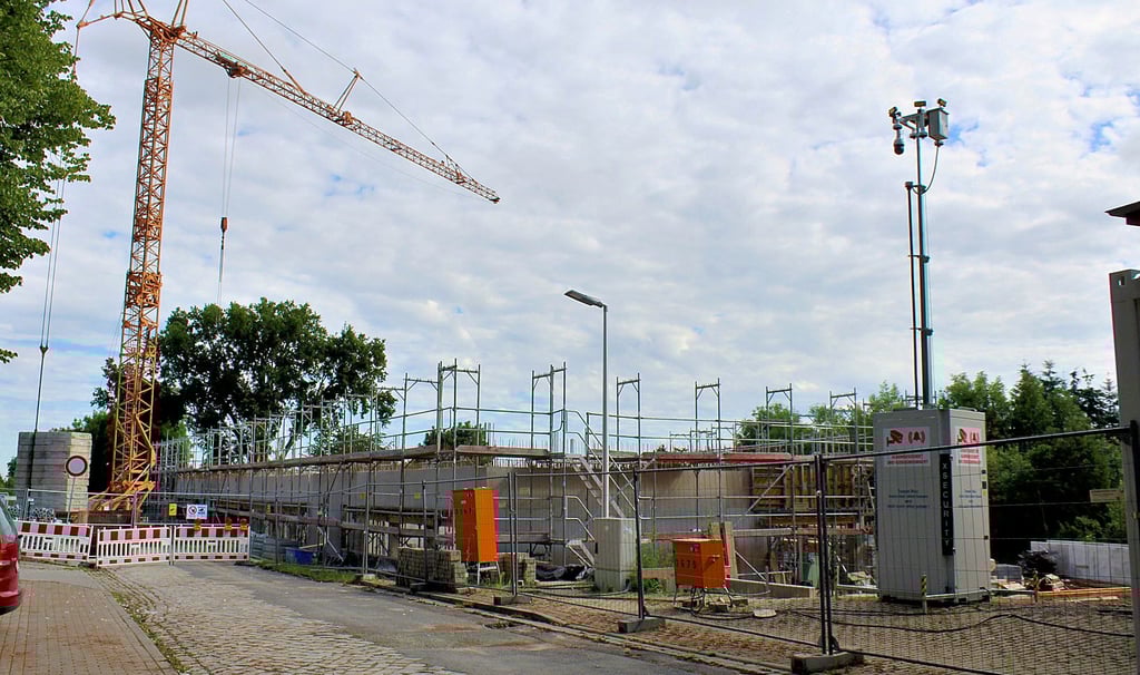 Der Neubau am Freiherr-vom-Stein-Gymnasium in Weferlingen wächst und wächst, auch die Grundschule erhält neben ihrer Sanierung einen neuen Trakt. Der Ortsrat möchte auch mehr Flächen zum Wohnungsbau.