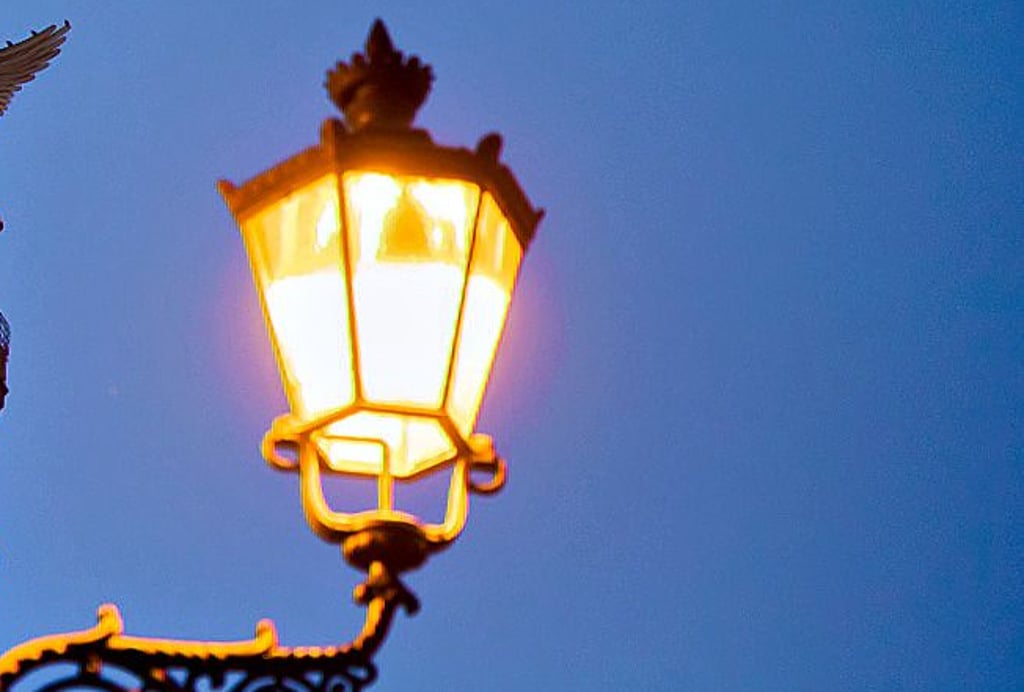 Jede Stadt hat eigene Lampen – hier ein Modell aus Berlin. Auch das müsste bei einem Austausch der vorhandenen Beleuchtung in Magdeburg beachtet werden.