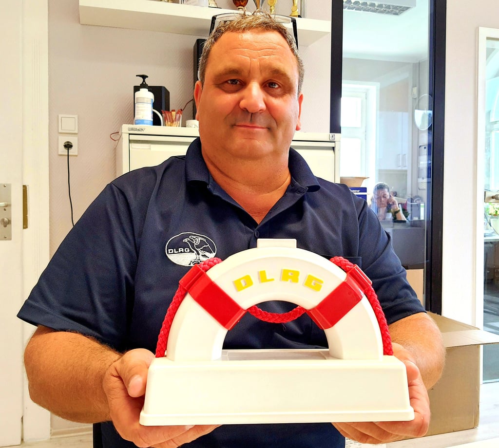 Wernigerodes DLRG-Chef Ralf Schult mit einer der Spendendosen. Das Spendenaufkommen ist zuletzt gestiegen.