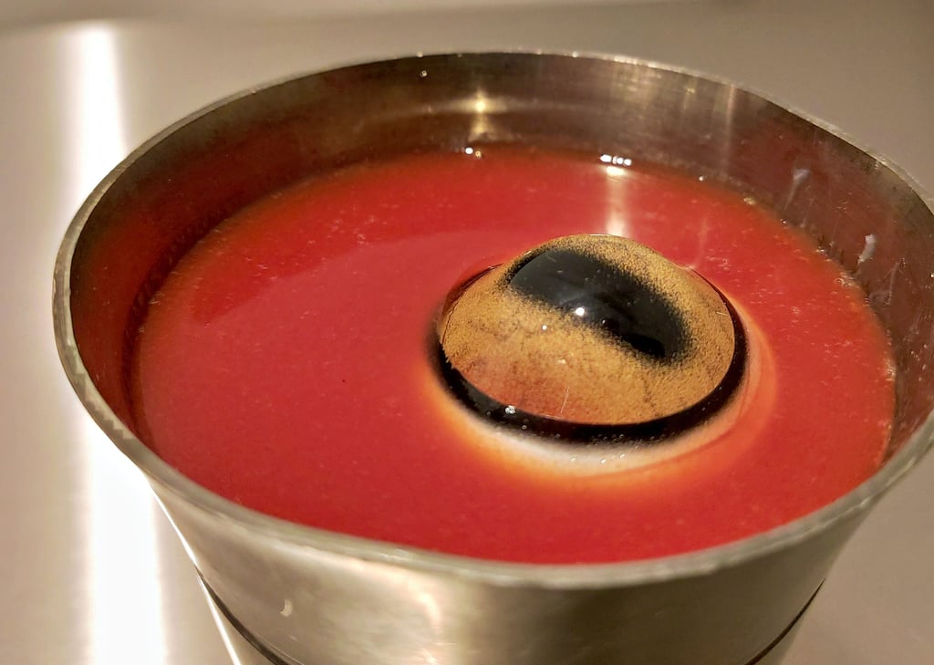 Wer schaut denn da so skeptisch? Tomatensaft ist bekanntlich gesund. Hier die mit Augapfel vom Schaf angereicherte Variante, auch bekannt als ?Mongolische Mary?.