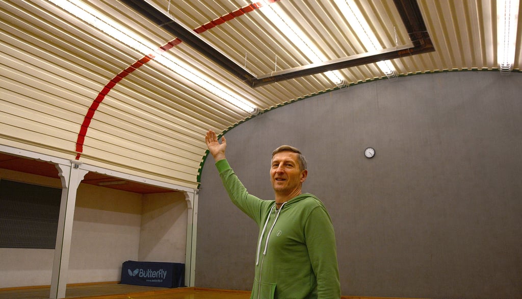 Jens Lühmann ist Vorsitzender vom Lockstedter Sportverein. Während der Corona-Pandemie haben die Sportler mit Unterstützung einer Klötzer Elektrofirma die Saalbeleuchtung auf LED-Lampen umgestellt, um die Energiekosten weiter zu verringern.