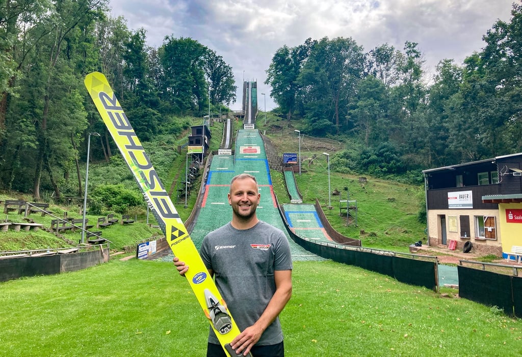 Vereinsvorstand Patrick Valentin vor den Sommersprungsschanzen des SFV Rothenburg