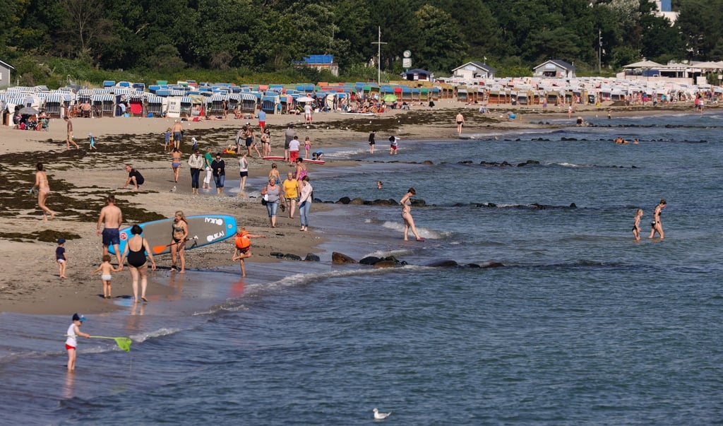 Urlauber genießen das sommerliche Wetter am Ostseeufer in Timmendorfer Strand. Auch wenn der Inlandstourismus wieder anzieht, bleiben viele Hoteliers pessimistisch.