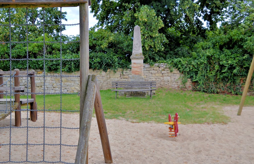 Bei der Planung des neuen Spielplatzes in Kloster Gröningen musste bedacht, werden das Denkmal, welches auf dem Areal steht, nicht in Gänze in den Hintergrund gerät.