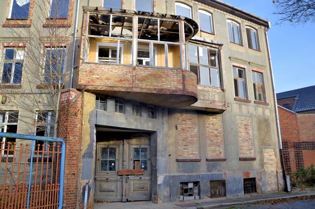 Die einstige Fabrikantenvilla. Teile des Balkons reichen in den öffentlichen Bereich und drohen abzubrechen.