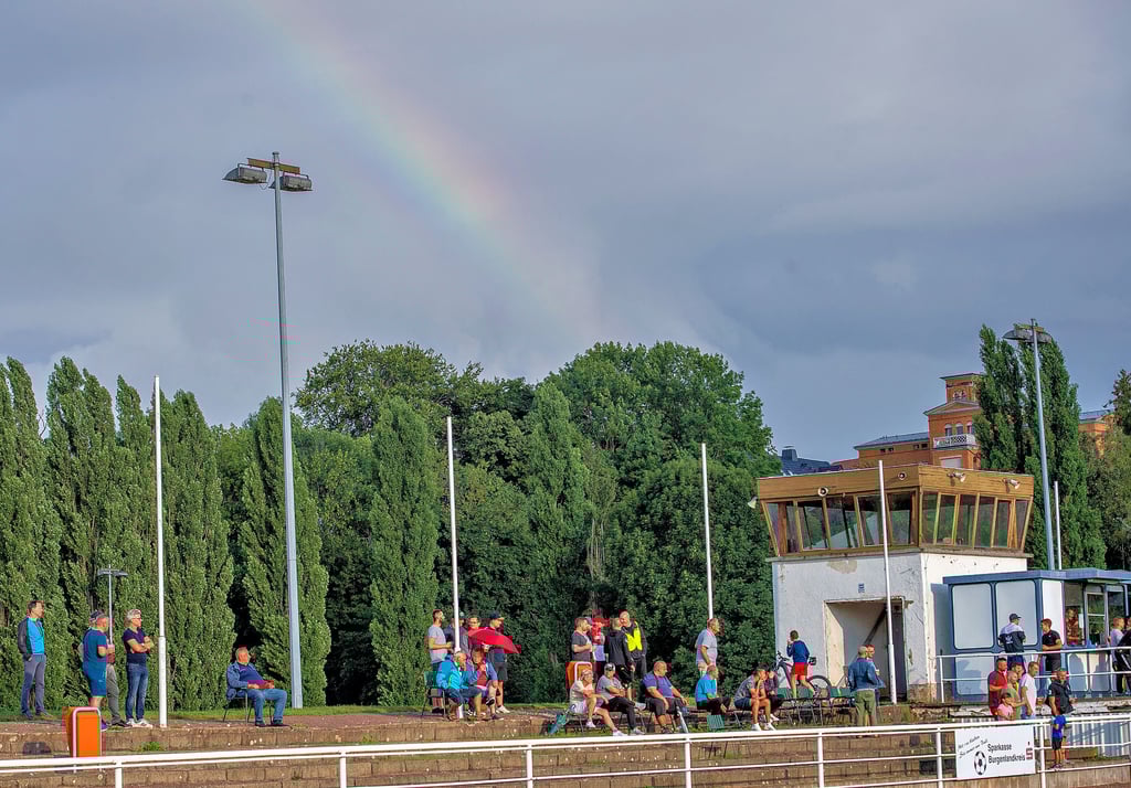 Licht oder Schatten - wohin geht die Reise der Naumburger in der neuen Saison? Regenbogen über dem heimischen Stadion Saalestraße.